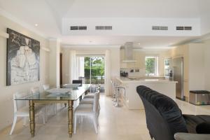 a kitchen and dining room with a table and chairs at Luxury Villa Arcos Golf in Arcos de la Frontera