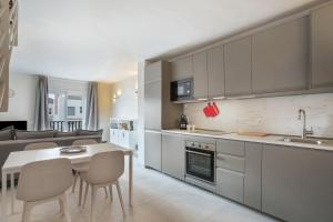 a kitchen and living room with a table and chairs at Morada Ribes in Costa de Antigua