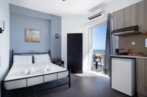 una camera da letto con un letto con vista sull'oceano di Iguana studio 3 a Preveza Altre 21 foto