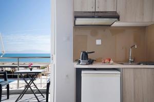 una cucina con vista sull'oceano da un balcone di Iguana studio 3 a Preveza