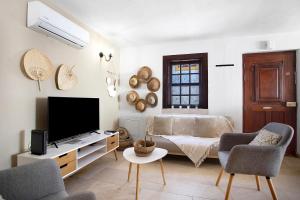 a living room with a tv and a couch at Casa River Sun in Valada