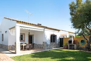 a view of the backyard of a house with a grill at Casa Nesenka 1 in Zahora