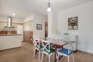 a kitchen and dining room with a table and chairs at Casa Nesenka 1 in Zahora