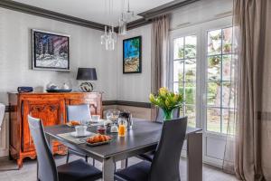 a dining room with a table and chairs at Chambre d'hôtes - Mon Plaisir in Civray-de-Touraine