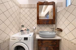 a bathroom with a washing machine and a sink at Soleluna in Vado Ligure