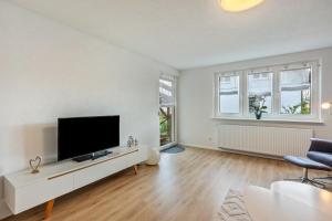 an empty living room with a flat screen tv at Ferienwohnung K5 in Wehr