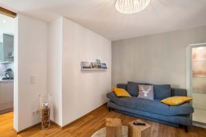 a living room with a blue couch and a table at Ferienwohnung s'Raubers in Bühlertal