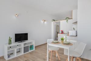 a white living room with a white table and chairs at Rincón De Agustín in Mácher