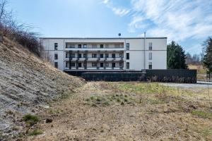 a white building in front of a dirt hill at bei Stefanie in Bad Koetzting