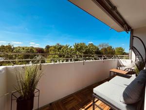 a balcony with a view of trees and blue sky at Apartment Kokorey in Halstenbek