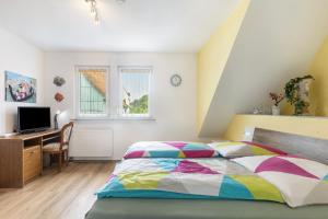 a bedroom with a bed and a desk at Edos Private Zimmervermietung in Birstein
