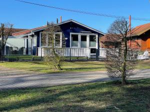 a house on the side of a road at Leonies Emsblick in Walchum