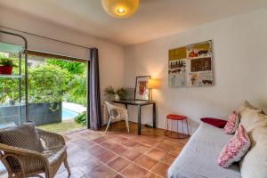 a room with a bed and a table and a desk at Villa - Oasis centre charme in Montpellier