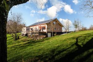 a house on top of a grassy hill at s'Lähmes auf der Schwend in Kappelrodeck
