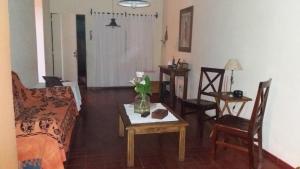a living room with a couch and a table at Un lugar tranquilo in La Carrodilla