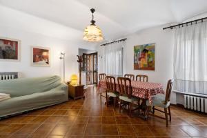 a living room with a table and a bed at Casa Dello Zio Birba in Portacomaro