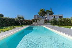 a swimming pool in the backyard of a house at Villa Fontane Bianche with pool in Fontane Bianche