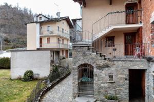a building with a gate and a building with stairs at Casa Gardenia in Arvier
