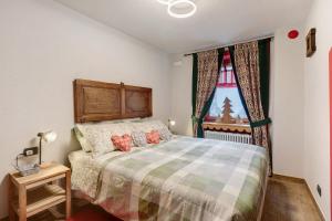 a bedroom with a bed and a window at Casa Gardenia in Arvier