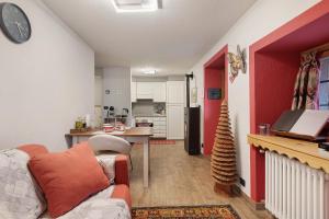 a living room with a couch and a kitchen at Casa Gardenia in Arvier
