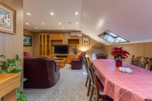 a room with a table and chairs and a living room at Pensado Para ti in Pozuelo de Alarcón