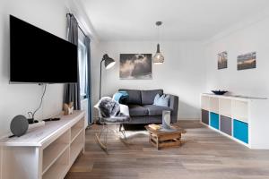 a living room with a couch and a tv at Zur Stadtmama in Endingen
