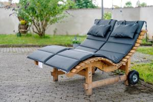 a swing with black cushions sitting on a trailer at Zur Stadtmama in Endingen