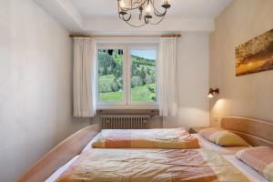 a bedroom with two beds and a window at Aufblühen in Menzenschwand in St. Blasien