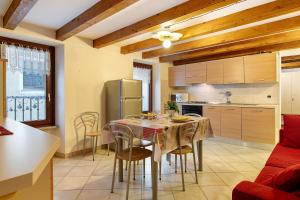 a kitchen and dining room with a table and chairs at Le Bourg 61 - Aosta Centro in Aosta