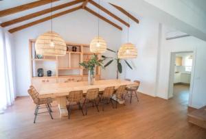 a large dining room with a wooden table and chairs at Quinta da Romã in Olhão