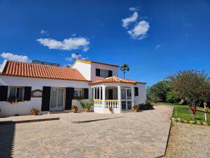 a white house with a red roof at Quinta da Romã in Olhão