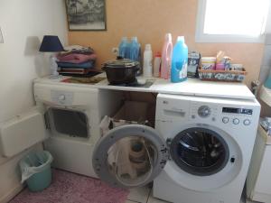 a laundry room with a washing machine and a counter at Sweet Home - Gujan-Mestras in Gujan-Mestras +7 photos