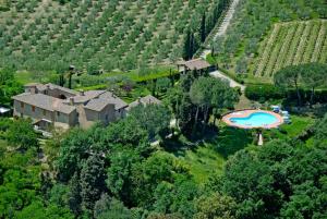 an aerial view of a house with a swimming pool at La Ripa - Appartamento Il Fienile in San Gimignano