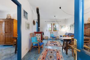a living room with a table and chairs at La Ripa - Appartamento Il Fienile in San Gimignano