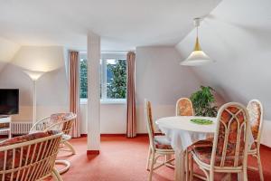a dining room with a table and chairs at Ferienhaus Adler Bellevue in Hinterzarten