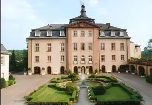 an image of a large building with a fountain at Edos Private Zimmervermietung in Birstein