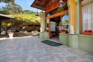 a building with a stone floor and a patio at Appartamento Bilocale Moneglia 22 in Moneglia