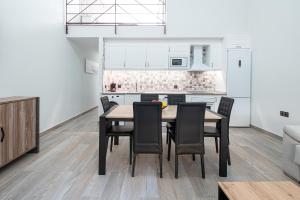 a kitchen and dining room with a table and chairs at Ocean Suites A1 in Isla Cristina