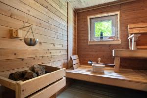 ein Badezimmer aus Holz mit Waschbecken und Badewanne in der Unterkunft Julenhof in Loitz + 22 Fotos