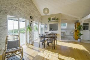 a dining room with a table and chairs at Happy Hugle Haus in Offenburg