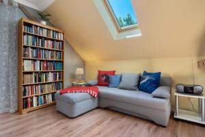 ein Wohnzimmer mit Sofa und Bücherregal in der Unterkunft Julenhof in Loitz