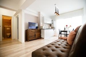 sala de estar con sofá y cocina en Metropolitan Iassium Luxury Suites, en Iaşi