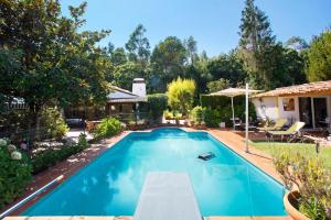 an image of a swimming pool in a yard at Casa do Campo Dornes Um in Paio Mendes