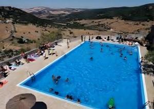an overhead view of a large swimming pool with people in it at Mi Ilusión in Grazalema