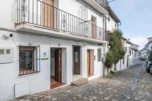 a cobblestone street with white buildings on either side at Mi Ilusión in Grazalema