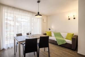 a living room with a table and a couch at Apartment Cinch Residence Bun Ste in San Vigilio Di Marebbe
