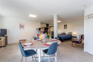 a living room with a table and chairs and a couch at Gîte Axeri Xilo in Saint-Martin-dʼArrossa