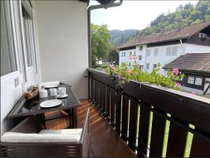 a balcony with a table and chairs on a balcony at Fewo A6 mit Sauna und Fitnessraum in Oberaudorf