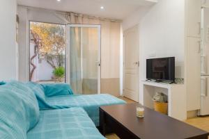 a living room with a couch and a tv at Casa Familiar con Piscina in La Rinconada