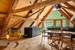 a kitchen with a table and chairs in a cabin at Ferienhaus Kornspeicher in Hornberg